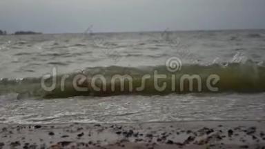 波浪在沙滩上滚着<strong>小</strong>石头。 4K，3840x2160。 <strong>高清高清</strong>